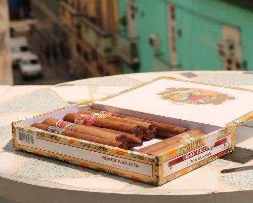 Ρούμι και Πούρα: Ένα ταξίδι με καπνό και πικάντικη γεύση στην Κούβα